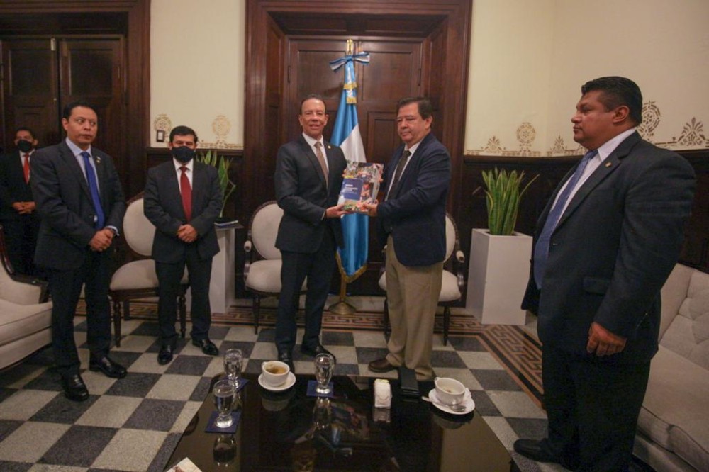 (ES) Ministro de Finanzas Públicas entrega Proyecto de Presupuesto 2023, el cual prioriza la seguridad alimentaria.