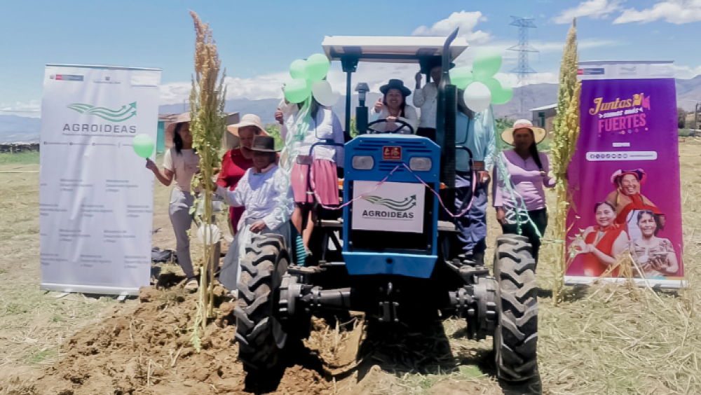 Mujeres en Huamanga reciben tractor para producción de quinua